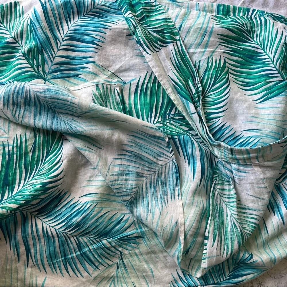 Tahari Green Knee-Length Pencil Skirt with Slit‎